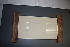 gewölbte Betthauptplatte mit gebogenen Seitenstollen